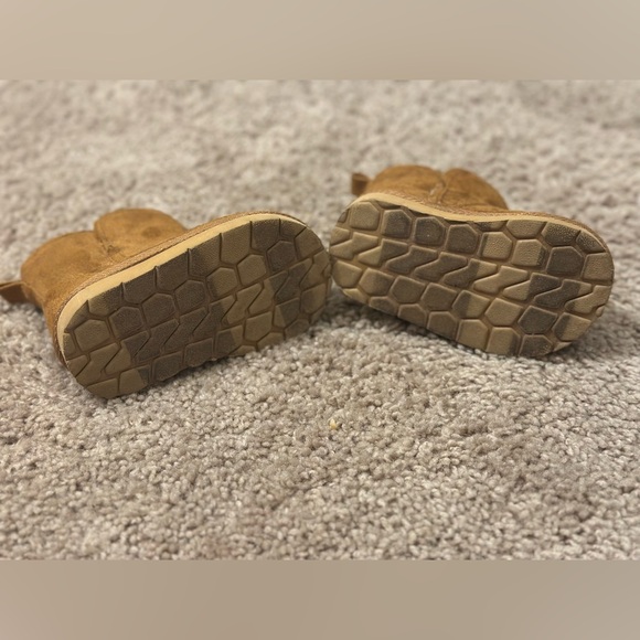 Old Navy Toddler Cozy Brown Boots | Size 5 - Picture 3 of 4